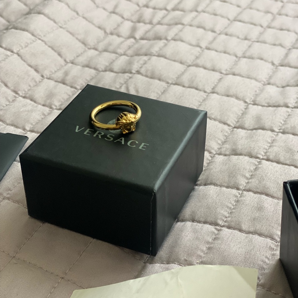 Versace Gold Medusa Ring SizeEU 17 / US 8 - Picture 4 of 5